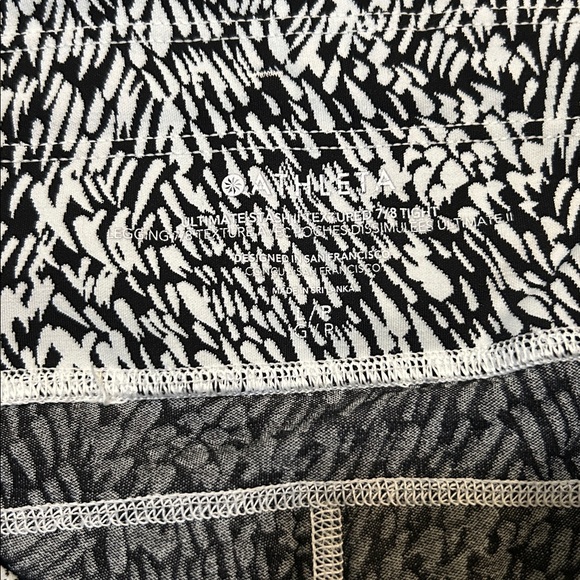 Athleta Ultimate Stash Textured Print 7/8 Leggings EUC Sz L Petite - Picture 3 of 8
